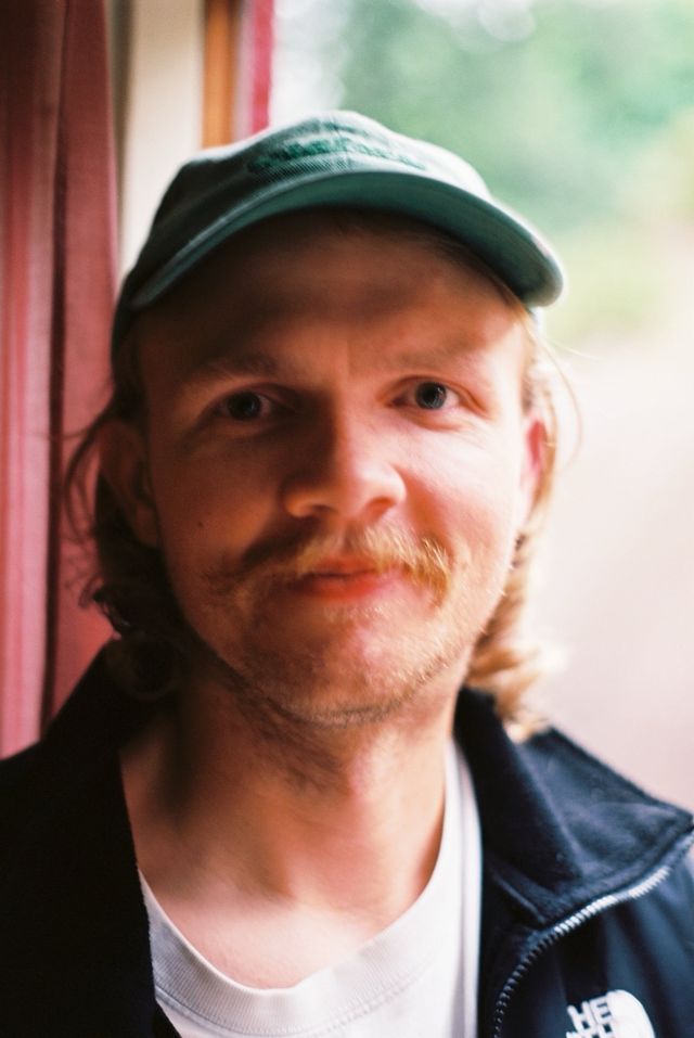 Tom Egill på ferie med familien, ikke i fokus.