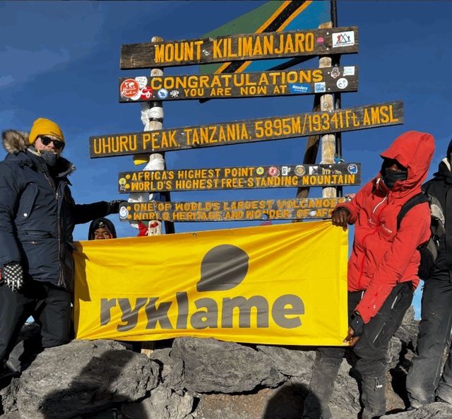 Ryklame-flagget på toppen av Kilimanjaro.