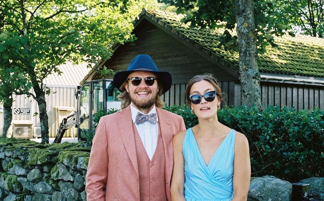 Alvilde og Tom Egill i finstas, fotografert i retrostil.