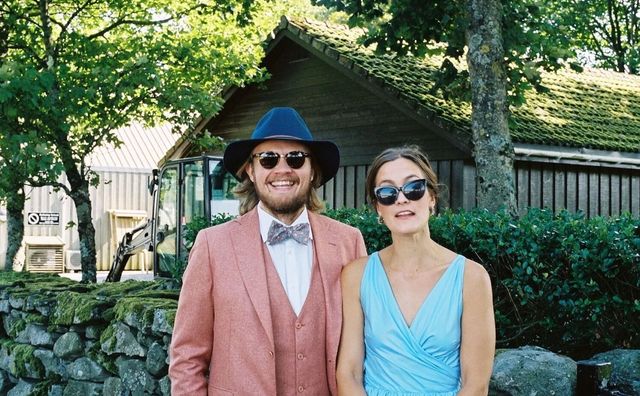 Alvilde og Tom Egill i finstas, retrostil.