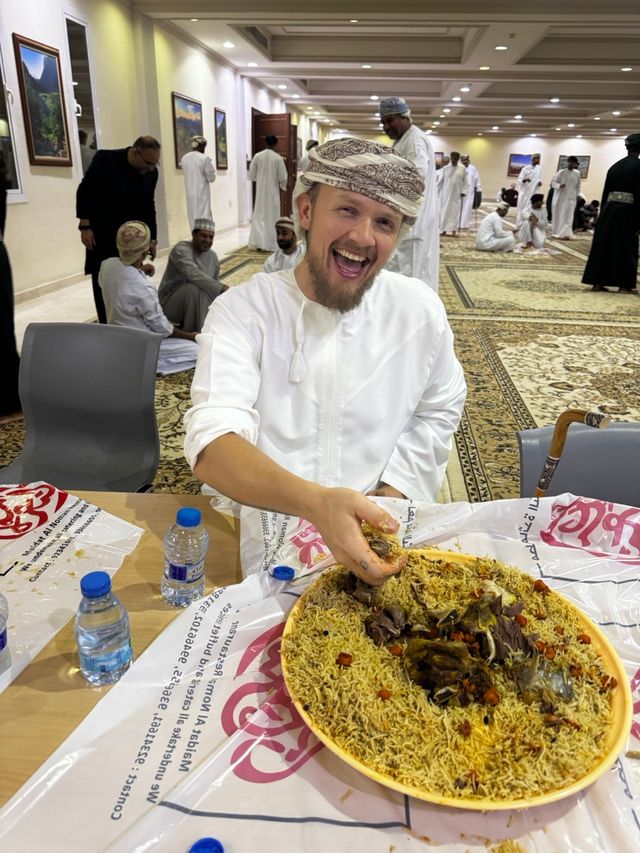 Tom Egill i dishdasha i Oman.